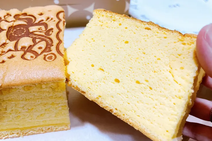 側拍特寫厚度十足的原味豆漿蛋糕，展現天然食材烘烤後的自然金黃色澤，是適合全家大小的低負擔午茶點心。