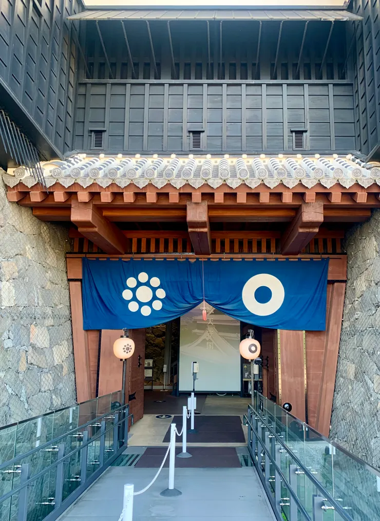 熊本城天守入口,象徵細川家的「細川九曜」紋(左)與象徵加藤家的「蛇之目」紋(右)