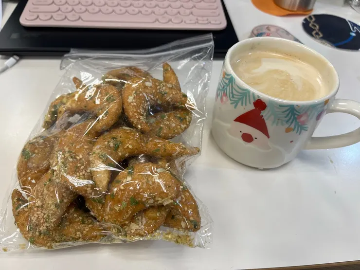 應該是香蔥蜜麻花？超肥的東西。