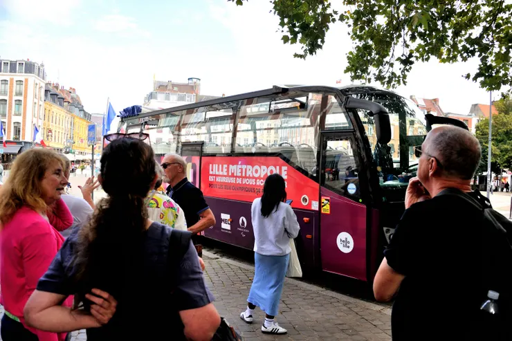 【里烏爾宮前是城市觀光候車站！等候登車中。】