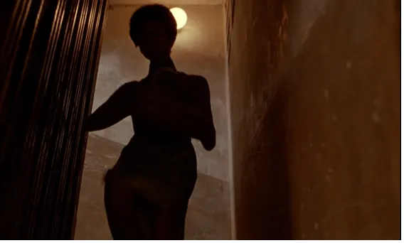 蘇麗珍急忙離開租屋處去旅館找周慕雲的畫面。