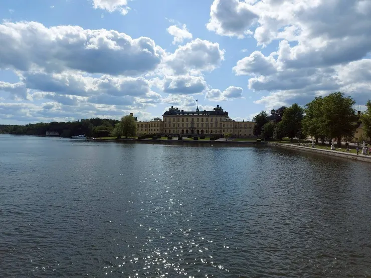 在碼頭回望卓寧霍姆宮