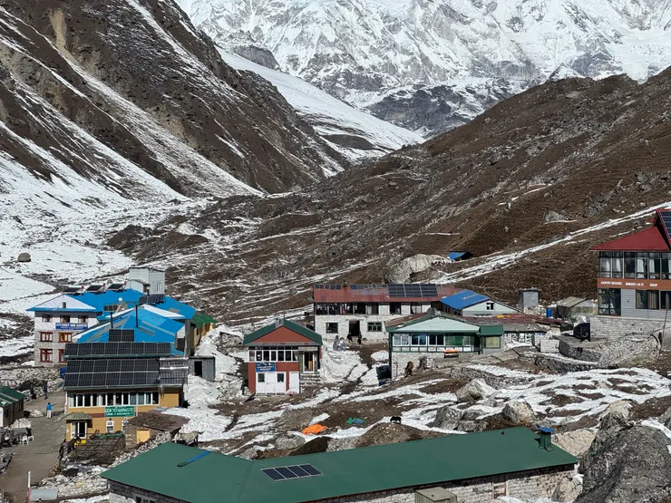 Gokyo的聚落和我們的清境一樣，teahouse雜亂的錯落在湖邊，糟蹋的湖景。