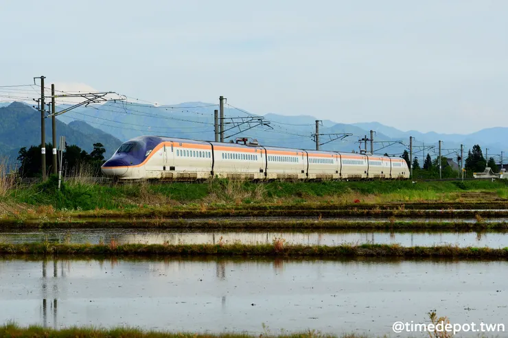 新型E8系從去年開始加入山形新幹線的運用,預計明年全面取代E3系的班次。狹長的車頭搭配上紫色塗裝,因而在鐵道圈被暱稱為「茄子」(註:茄子的日文なす恰好與東京往返那須的新幹線なすの號諧音)