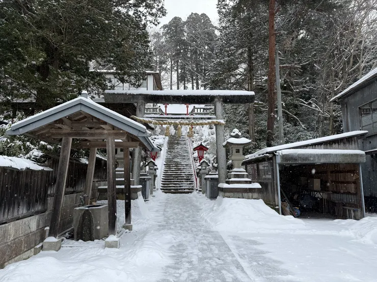 雪中的呑香稲荷神社，這個有驚喜，很漂亮。