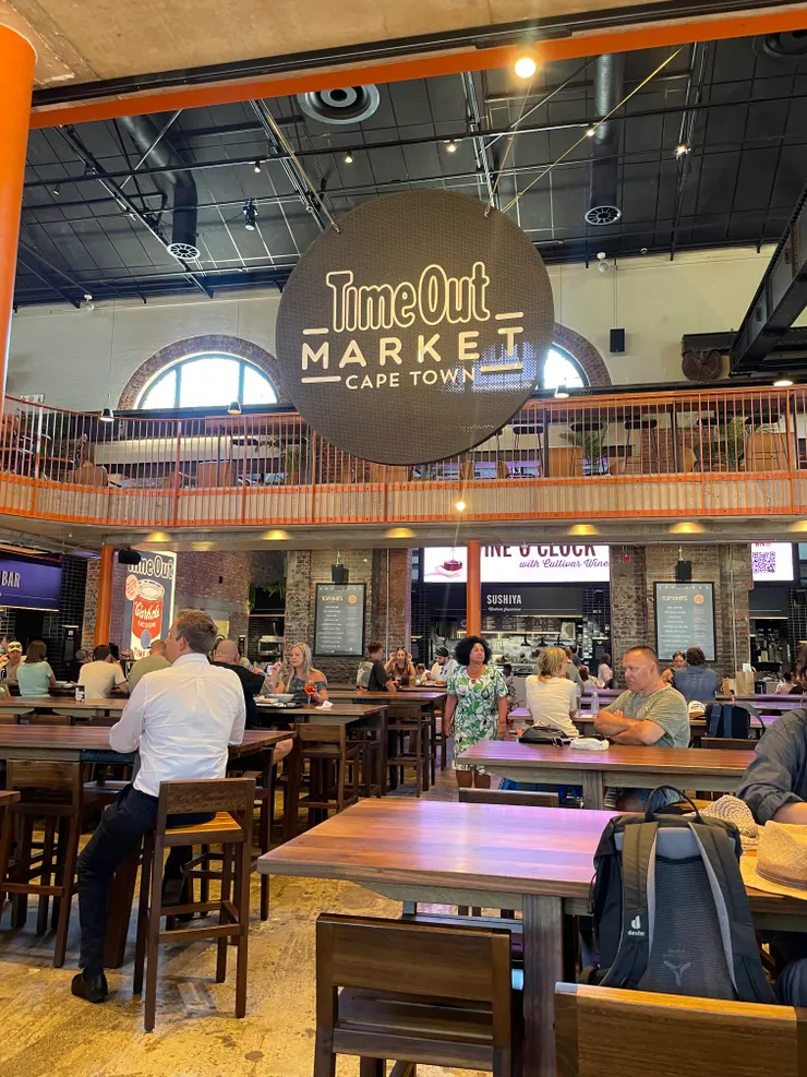 南非美食街 (也是分很多種特色料理: 義大利、印度、馬來西亞、日本拉麵、沙拉、漢堡、生啤酒和紅白酒等．都美食廣場了結帳還要給小費