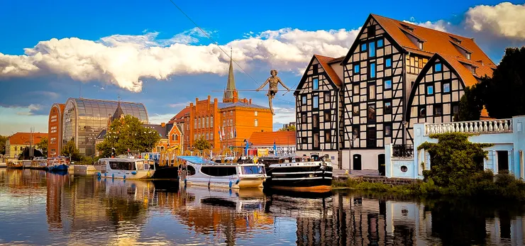 Bydgoszcz 有名的"過河的人" & "糧倉 " ( 老城區布達爾河畔一景 )