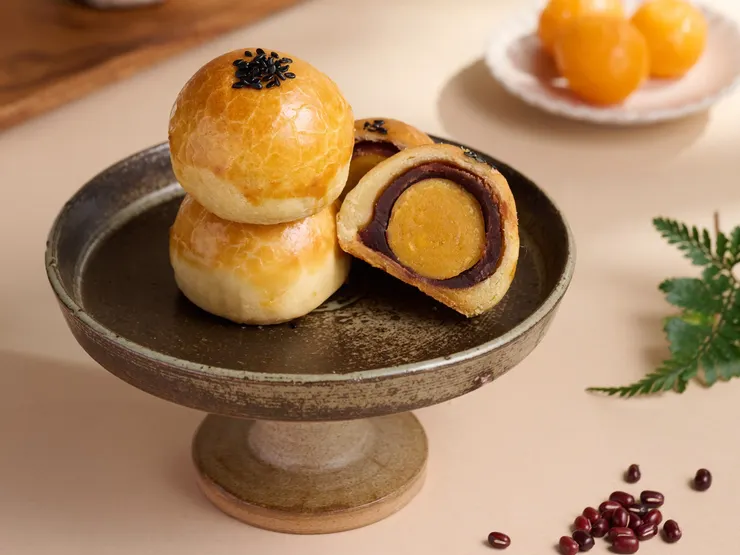 圖說：今年中秋旺萊山隆重推出新品蛋黃酥，以細緻赤紅豆及特製餅皮，層層包覆金黃飽滿的嚴選鹹蛋黃，打造豐富層次的細膩口感。（資料來源：旺萊山）