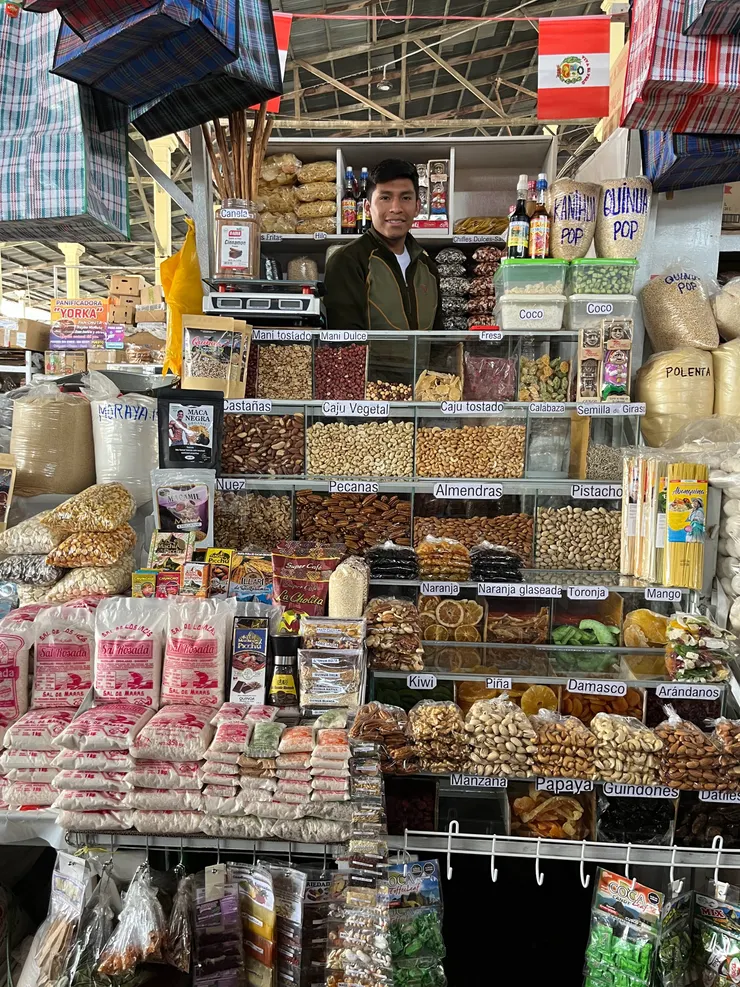販售各類乾果、堅果及調味鹽的攤位，下方綠色包裝的是古柯糖，左上是各種乾燥玉米粒。