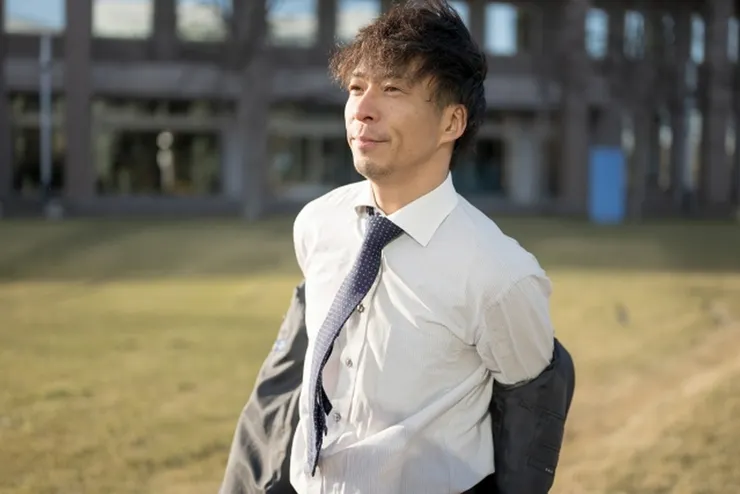 脫掉外套 (圖片來自Photo-ac)