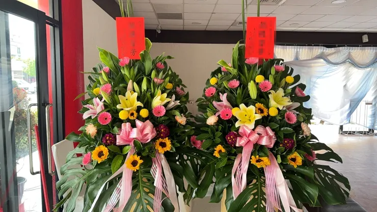 心情故事花房教您如何購買羅馬柱  台南買花柱  不同場合不同商品  有開幕花柱 告別式花柱 追思花柱 等等