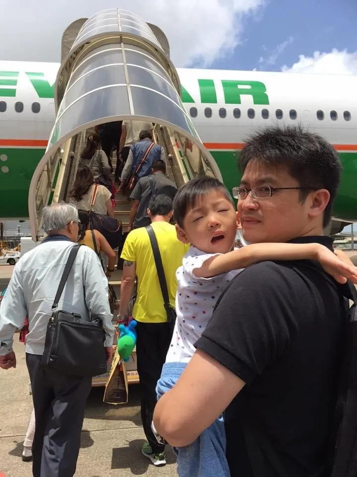 有時候有些機場、航班不見得提供空橋，這時需要雙手抱著行動不便的孩子上下飛機，若還帶著汽座相對為難自己。