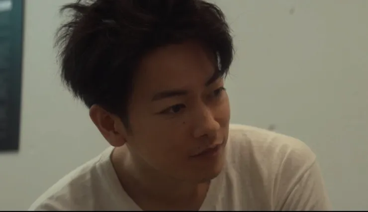 成年晴道。深情的表情太犯規，佐藤健飾演。來源：NETFLIX