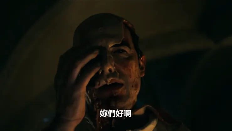 第一集〈野獸法則〉的最後，德古拉從律師強尼的體內「偷渡」因而被邀請進入阿嘉莎修女的工作室。前面除了透過未婚妻米娜強調「眼睛還是藍的」，或是德古拉說的「藍眼強尼（Blue eye Johny）」，給最後一幕的「瞳色黝黑」給了反轉的理由。（Source : Netflix。）