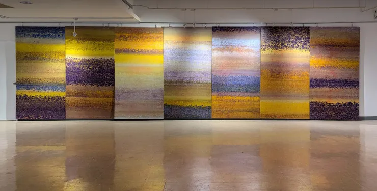 積吶虹光，〈青天白日滿地「虹」〉，壓克力顏料、宣紙，840 X 244 cm。
