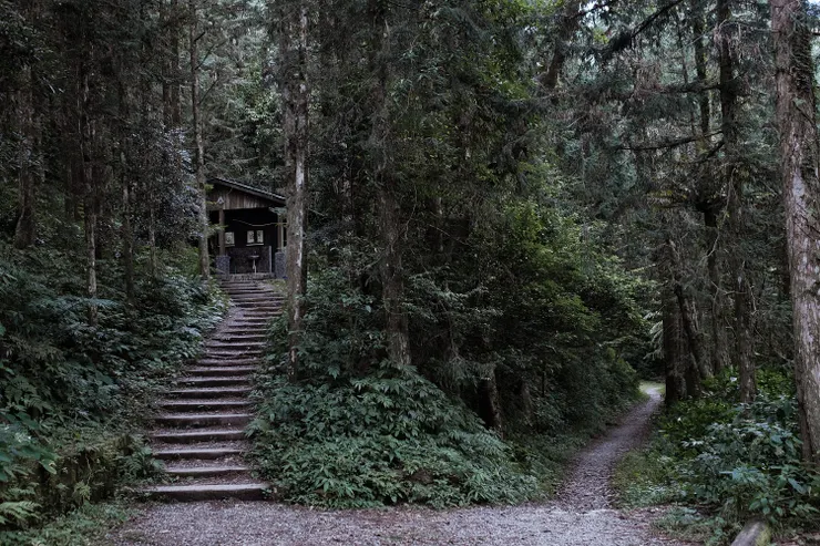 左邊是舊登山口的高級廁所，右邊是舊筏灣步道