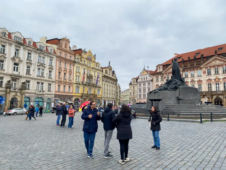 ▲在布拉格廣場可以以「胡斯雕像」為中心，去認識和欣賞它周邊的建築，例如照片右上方的紅屋頂氣派建築是「葛茲金斯基宮」（Palac Kinskych），照片左邊懸掛兩支旗幟的黃色建物是「捷克商務部」，它旁邊的粉紅色建築是「金榔頭飯店」（Hotel Goldhammer），飯店前身是作家卡夫卡的父親在1882年所經營的第一家商店。