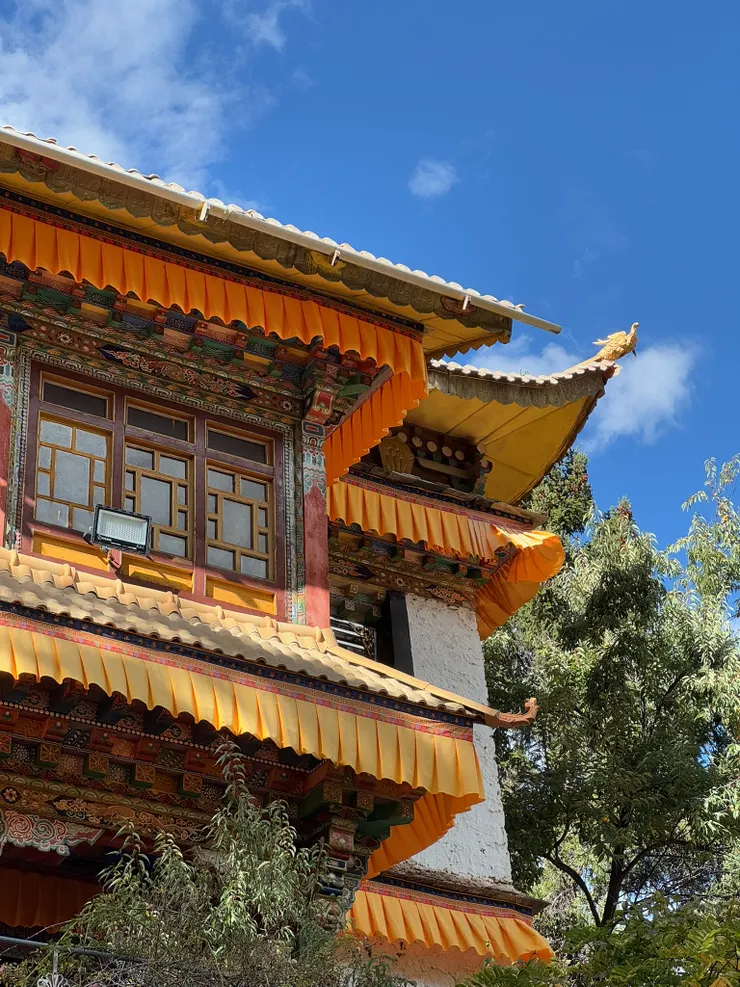 巴松措島上的措宗貢巴寺