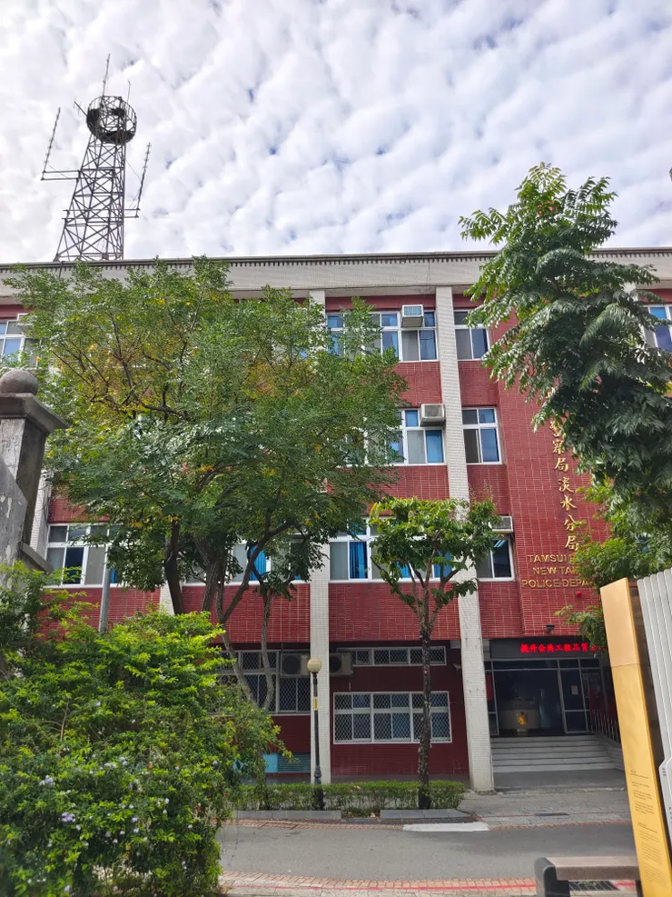 觀潮廣場右邊是警察局。