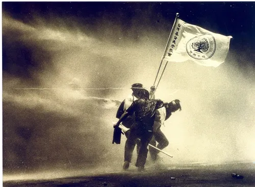 長老教會牧師手持焚而不燬旗幟遭噴水車攻擊  攝影：潘小俠