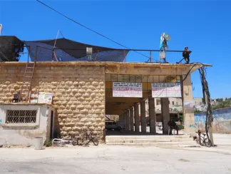 图1:希伯伦老城一处定居点由以色列士兵把守。照片由作者拍摄。