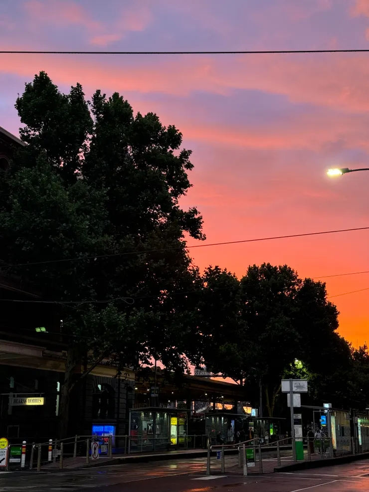 晚上八點半的夕陽西下