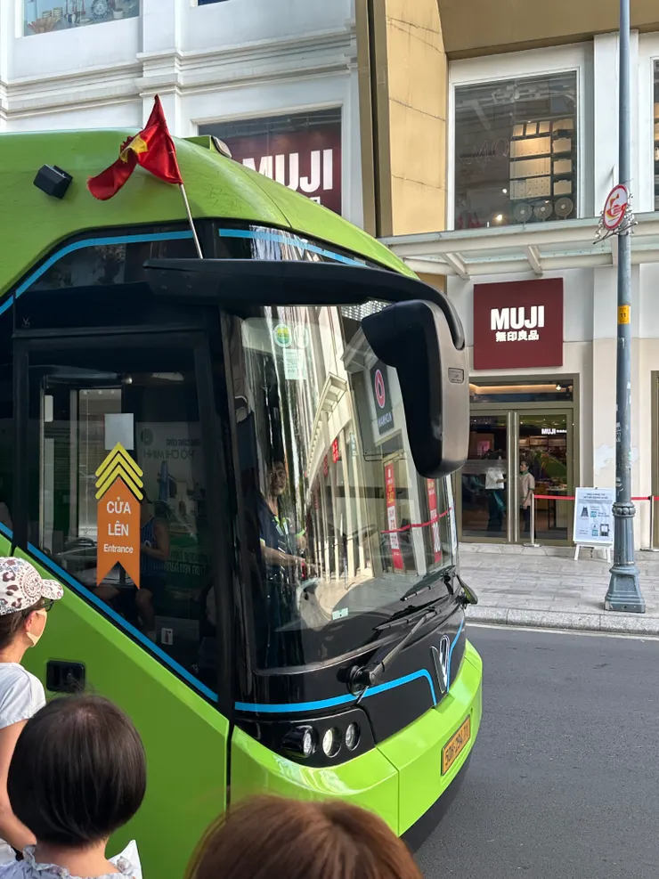 范日旺的免費循環巴士,還是低底盤,環保系的呦