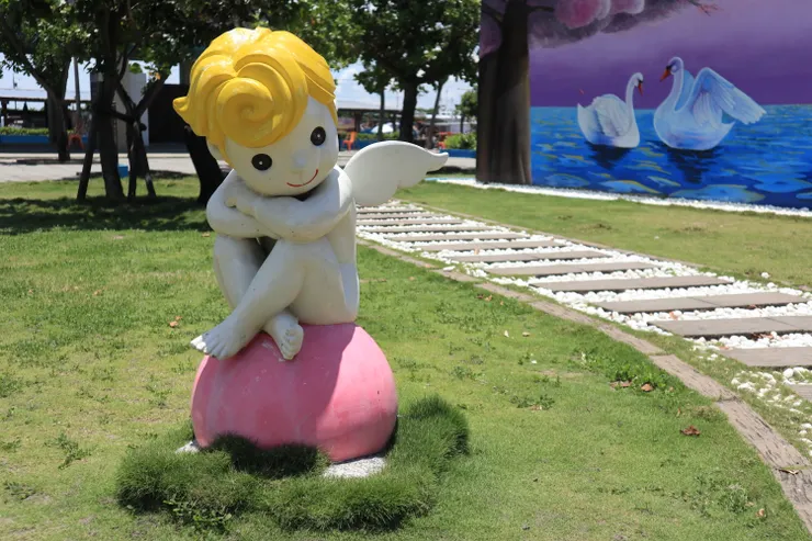 這是坐在桃太郎的桃子上？