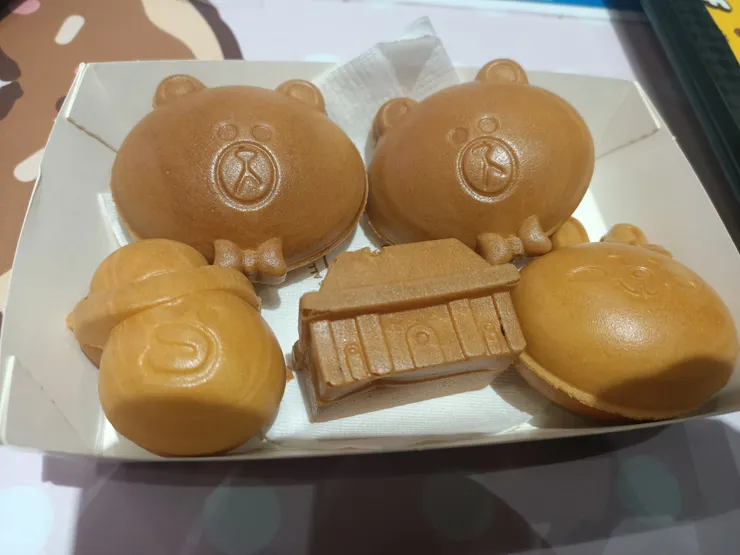 豬豬這次買了雞蛋糕，很紮實，很好吃。