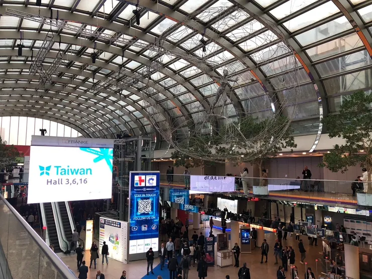 圖說:偉喬生醫參加全球規模最大的德國杜塞道夫醫材展,與各國代理商和專業人士進一步交流,期盼透過自主研發的體外檢驗試劑,幫助更多醫師與腎友掌握健康狀況。(資料來源:偉喬生醫)