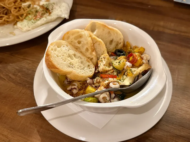 油泡起司章魚佐麵包 320元(招待)