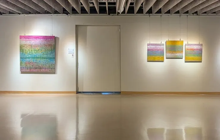 積吶虹光，2016年，〈青天白日滿地「虹」與磚〉，壓克力顏料、紙。 