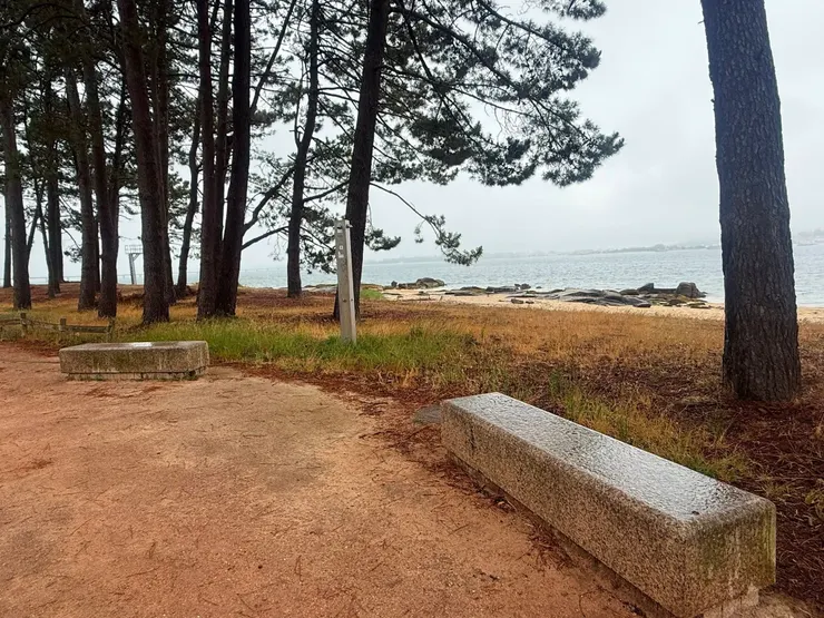 本來相中要睡的海邊長椅，還有沖水的地方呢（笑～