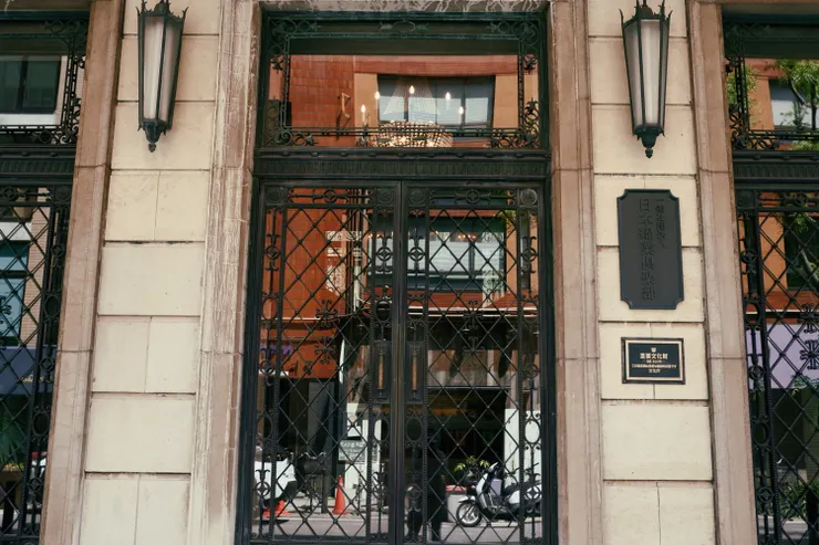 隱約能看到大廳裡奢華的水晶燈