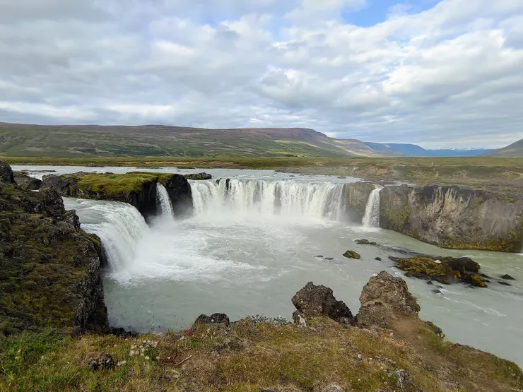 半圓形的眾神瀑布,左右兩側皆可靠近。
