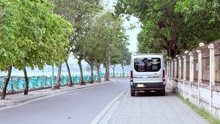 人行道被違規停車