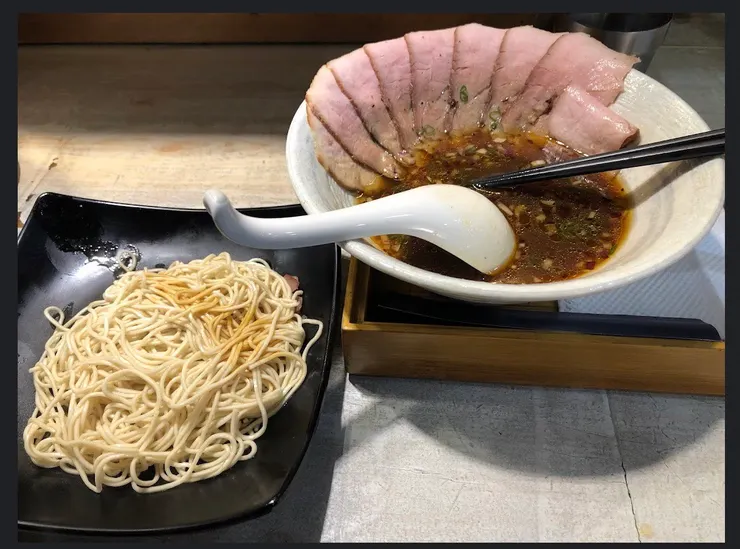 當天吃到加點麵 就知道我有多捧場~威也偷偷分享個小確幸 老闆會在加麵的麵下偷偷塞1-2塊叉燒 看到的瞬間會不自覺的覺得是個貼心的小舉動