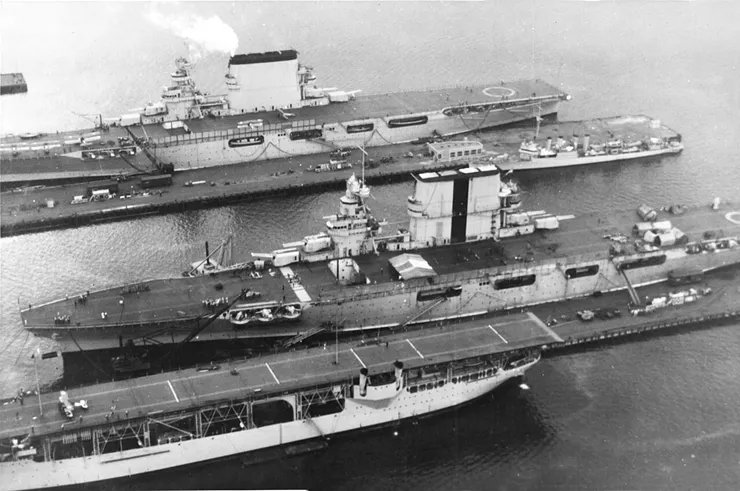 1929年，「蘭利號」位於普吉特灣海軍造船廠，正對「薩拉託加號」（煙囪上有黑色條紋）和「列剋星敦號」