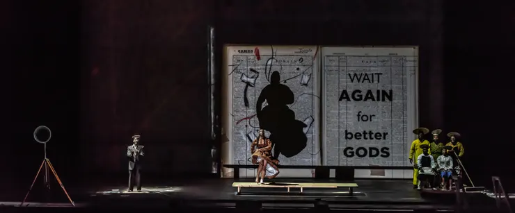 《女先知》是一場結合視覺與聽覺的藝術盛宴。威廉·肯特里奇運用動態投影、舞蹈和機械裝置，將希臘神話中的女先知形象生動呈現。透過對未來的不確定性與命運的探索，作品引發觀眾對自身存在的深層思考。（©Stella Olivier，臺北表演藝術中心提供）