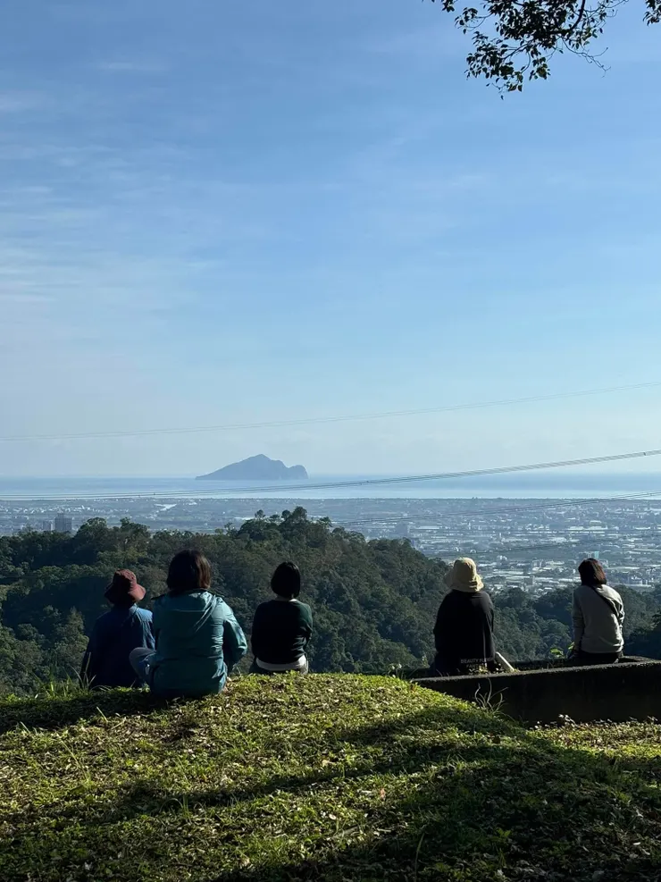 早餐後會進行正念行禪,在附近漫步行走後,靜靜坐著遠眺龜山島