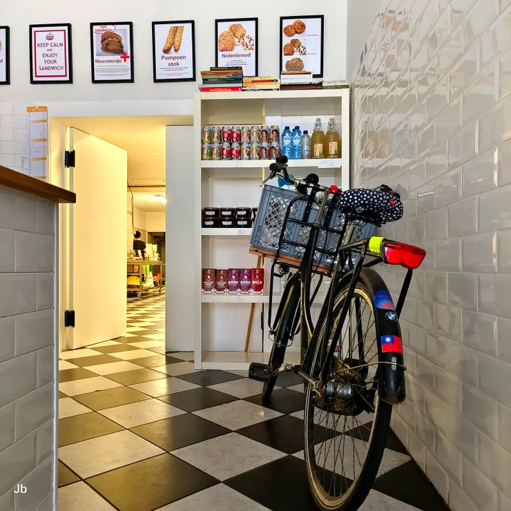 【回到安特衛普帕布的麵包店，這輛腳踏車在比利時愛台灣。】