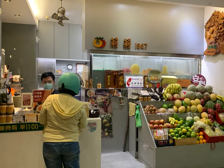 週五傍晚的莉莉冰果店,沒人不需要排隊