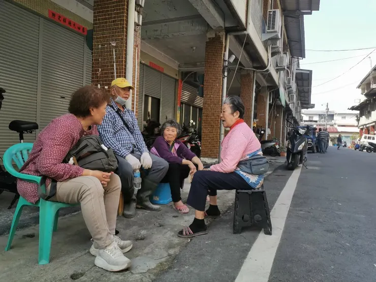 鄰居不時聚在一起，交換救災的最新消息