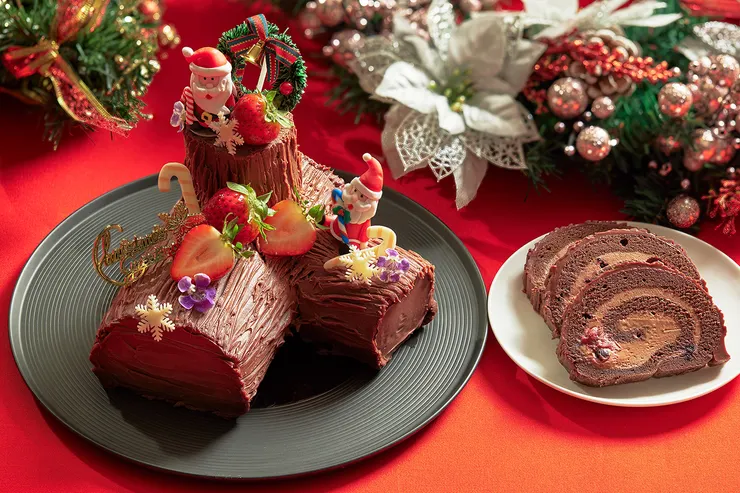 「柴薪樹幹蛋糕」以濕潤巧克力蛋糕結合法芙娜草莓奇想巧克力慕斯，口感濃郁。