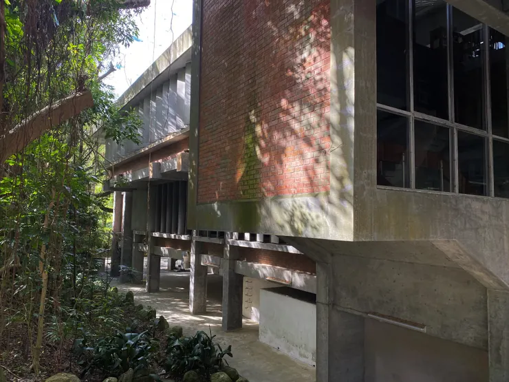 東側二、三樓是圖書區，設置了多組斜板用以濾光遮陽