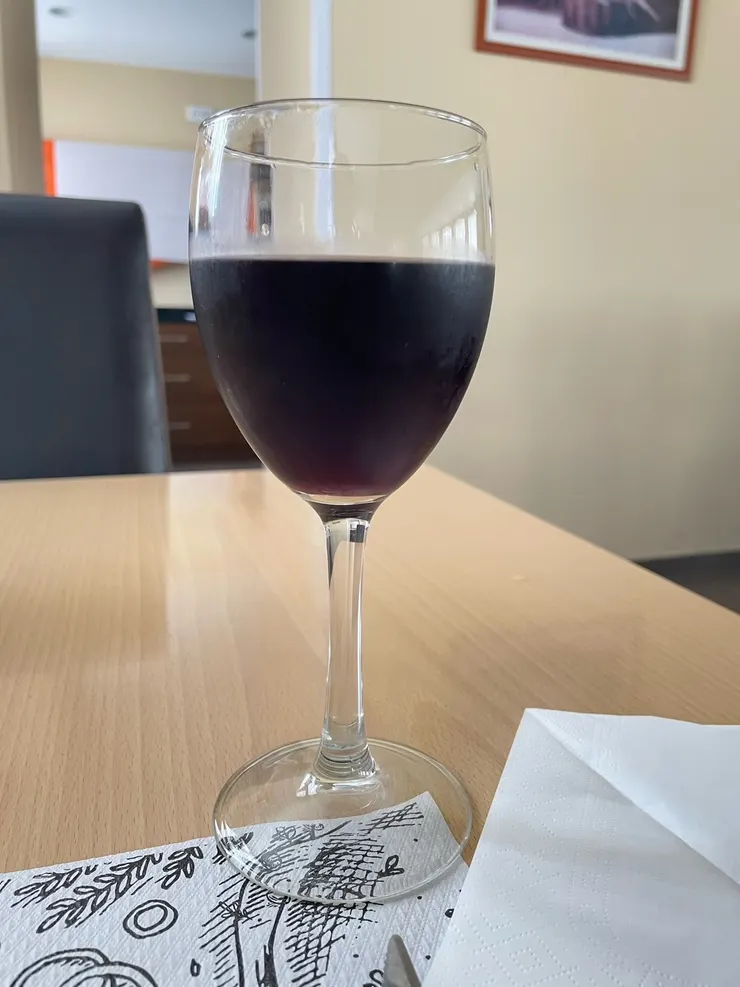 朝聖者大餐的套組內,都會有紅酒/啤酒 /水 的選項可以搭配。這次我選了紅酒。配我的牛肉。