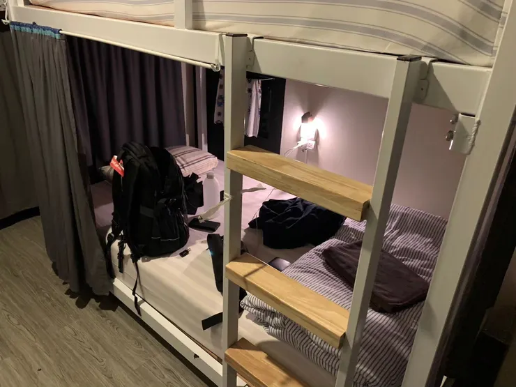 The Yard Hostel Bangkok 六人房的上下舖