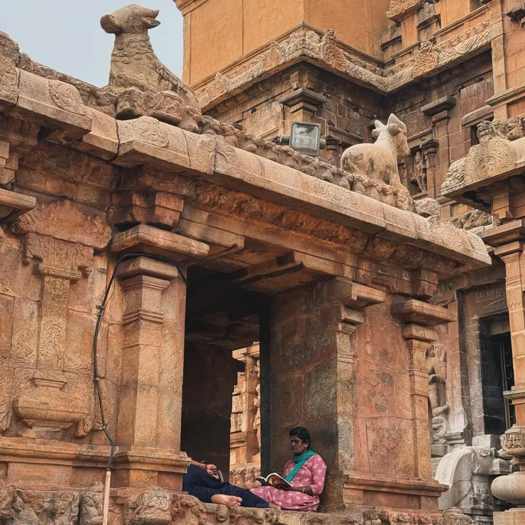 Brihadeeswara Temple 一隅,坐著看書好愜意