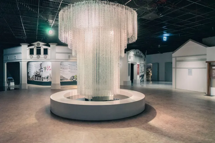 古城新城區有座美麗的噴水池，曾經是清朝嘉義城牆的一部分，舊稱「桃仔尾」，是嘉義市的代表地標之一