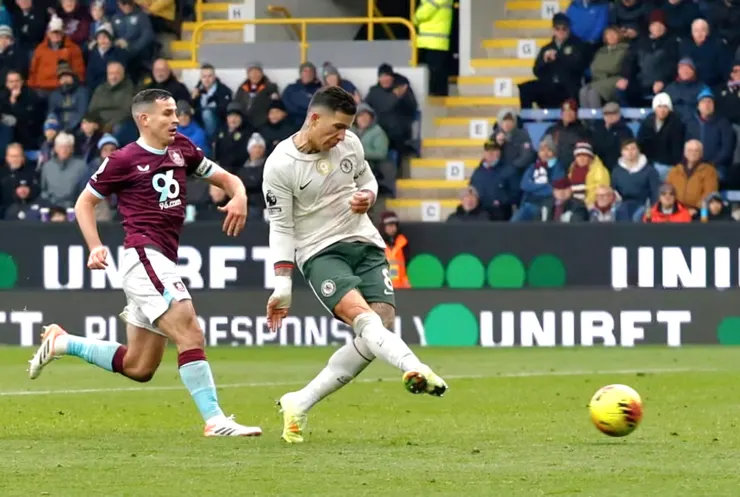 安素費南迪斯補射破網助車路士勝2:0